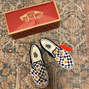 NIB SLIP ON DAISY VANS